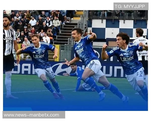 瓦拉内社媒晒与温格亨利合照观战科莫尤文重温足球传奇时刻