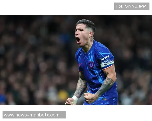 切尔西俱乐部庆祝百场里程碑为帕尔默等五名球员颁发纪念礼物